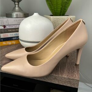 Like new Michael Kors Pumps